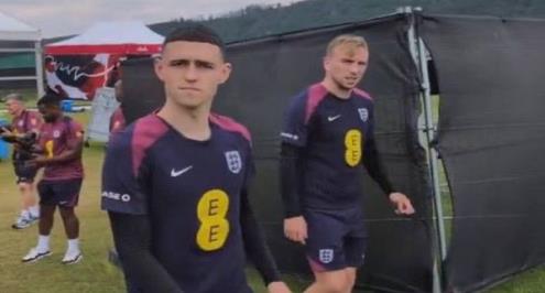 فيل فودين يظهر في معسكر إنجلترا بعد غيابه بسبب ولادة طفله الثالث (فيديو)